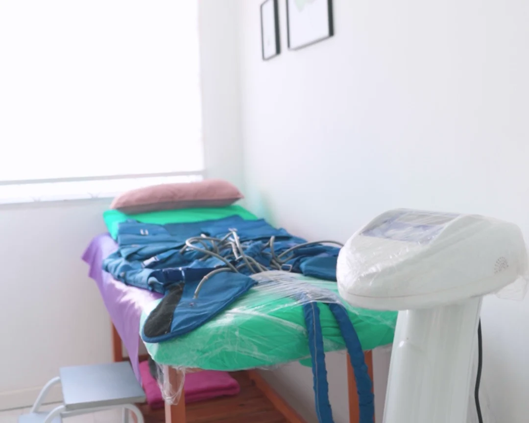 Equipo y accesorios de presoterapia sobre una camilla de Victoria’s Revitalize