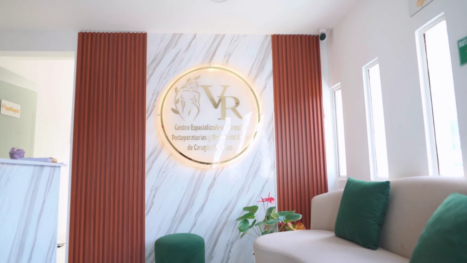 Recepción real de Victoria’s Revitalize, con sofá curvo y el emblema de la marca