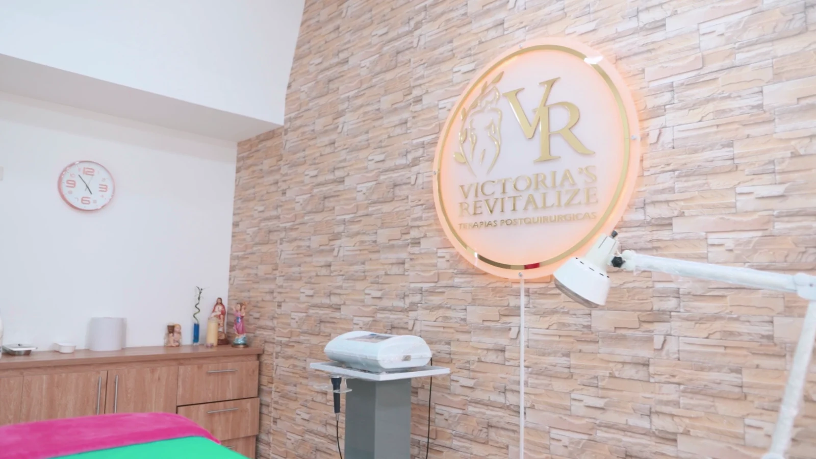 Sala de atención real con camilla, equipos y el emblema de Victoria’s Revitalize